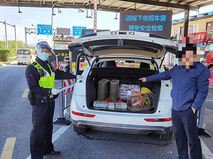 宝山分局民警查获非法运输汽油人员。w.jpg