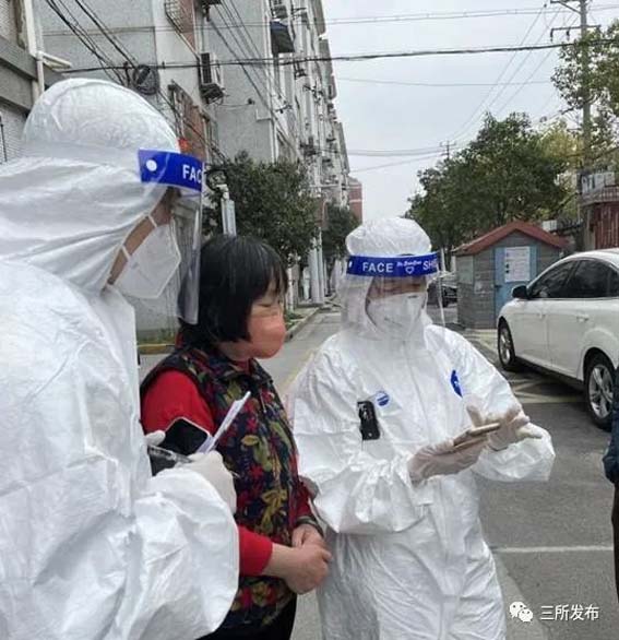 戴舒蝶在居住地嘉定区参与志愿服务ww.jpg